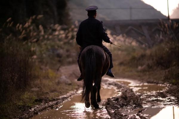 一人一马,大山“骑警”34年守护平安 一人一马,大山“骑警”34年守护平安