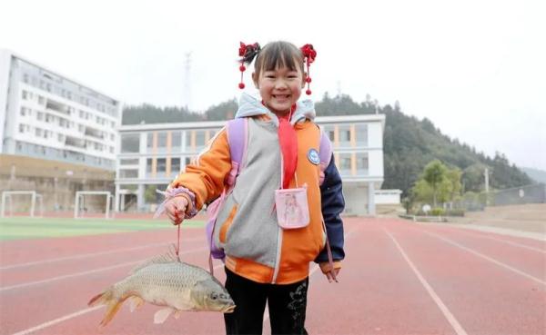 这个奖励有内味儿了！2斤猪肉、2根大葱、1条活鱼……