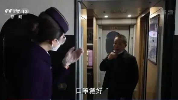 初六返程火车票今日开售！你回家的路顺畅吗？直击他们的春节返乡路→