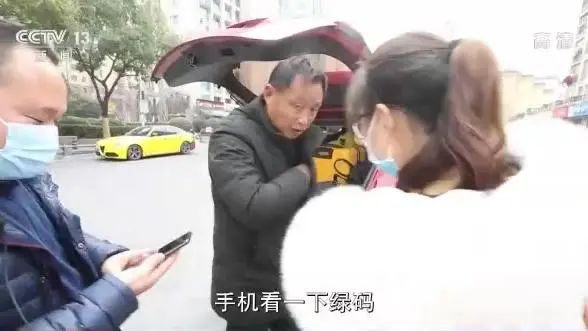 初六返程火车票今日开售！你回家的路顺畅吗？直击他们的春节返乡路→