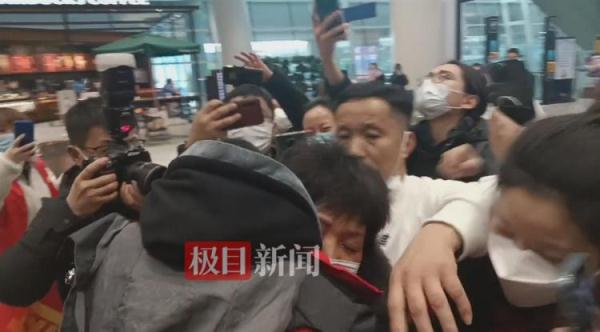 被拐24年的张洋洋，给了痛哭的母亲一个吻