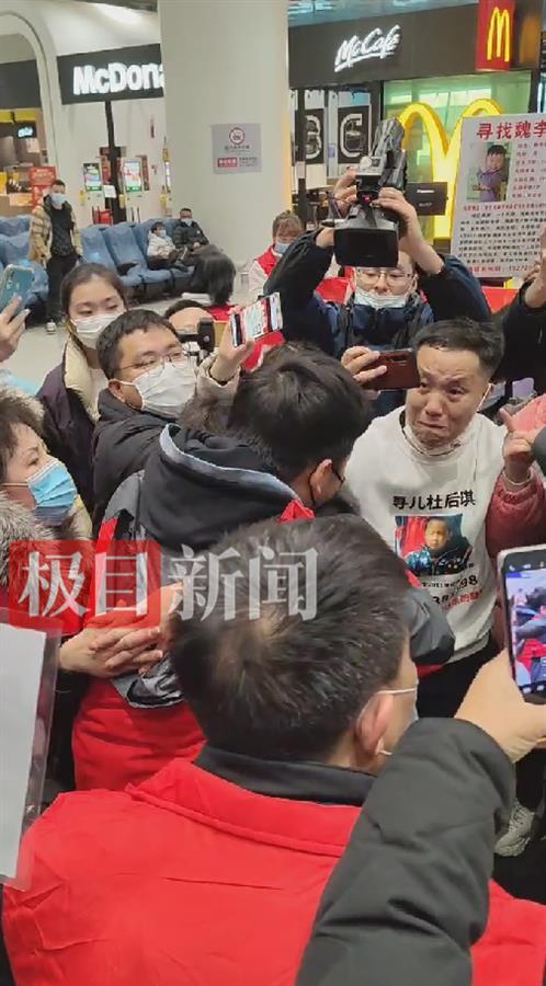 被拐24年的张洋洋，给了痛哭的母亲一个吻