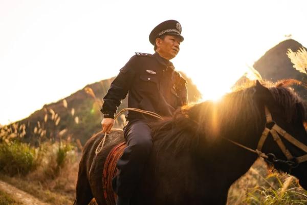 一人一马,大山“骑警”34年守护平安 一人一马,大山“骑警”34年守护平安