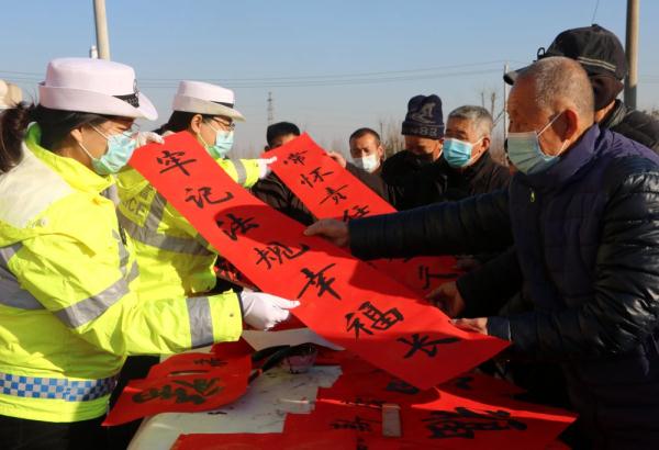 河北新河交警:送“福”送安全 暖暖年味浓 河北新河交警:送“福”送安全 暖暖年味浓