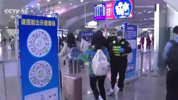 初六返程火车票今日开售！你回家的路顺畅吗？直击他们的春节返乡路→