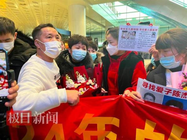被拐24年的张洋洋，给了痛哭的母亲一个吻