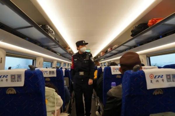 该！男子高铁抽烟被限制购票乘车180天
