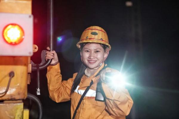 又美又飒！24岁铁路大机女司机已就位！