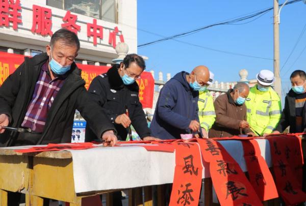 河北新河交警:送“福”送安全 暖暖年味浓 河北新河交警:送“福”送安全 暖暖年味浓