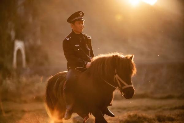 一人一马,大山“骑警”34年守护平安 一人一马,大山“骑警”34年守护平安