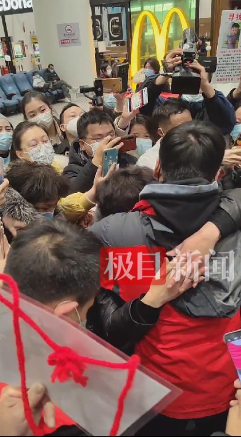 被拐24年的张洋洋，给了痛哭的母亲一个吻