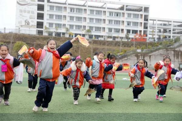 这个奖励有内味儿了！2斤猪肉、2根大葱、1条活鱼……