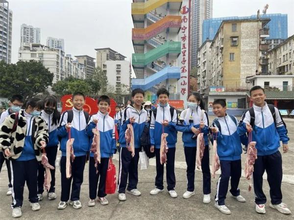 这个奖励有内味儿了！2斤猪肉、2根大葱、1条活鱼……