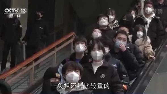 初六返程火车票今日开售！你回家的路顺畅吗？直击他们的春节返乡路→