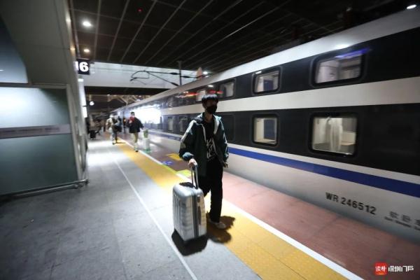 全国目前仅此一列！堪比飞机商务舱，“豪华”纵向动卧深圳首发