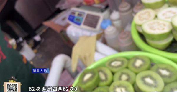 广州北京路步行街买到“天价水果”还缺斤少两？记者现场暗访