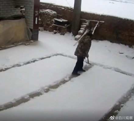 好看!雪后父亲用铁铲在院里铲了个福 好看!雪后父亲用铁铲在院里铲了个福