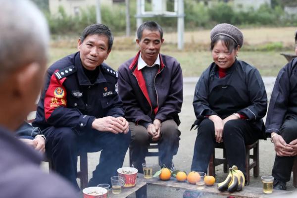 一人一马,大山“骑警”34年守护平安 一人一马,大山“骑警”34年守护平安