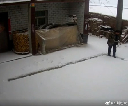 好看!雪后父亲用铁铲在院里铲了个福 好看!雪后父亲用铁铲在院里铲了个福