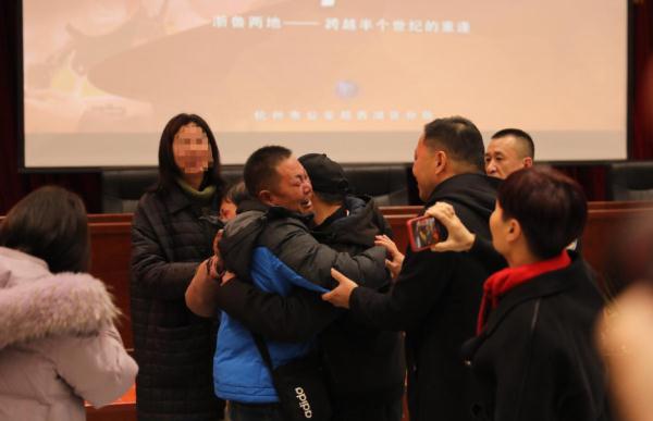 今早这一幕让人泪目！48年了，他终于能喊一句妈妈了