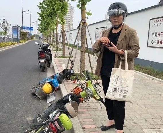 交警劝他戴上头盔，5分钟后…… | 一盔一带