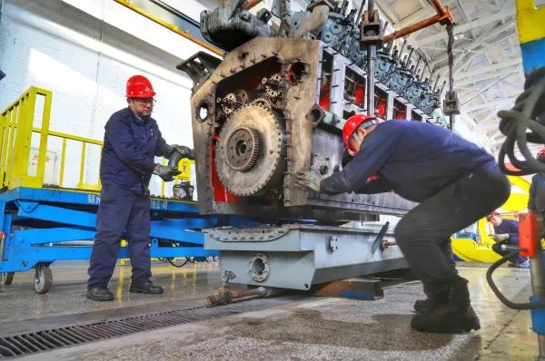 2022新春走基层⑦丨直击春运一线：探秘为火车“做手术”的铁路人