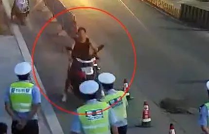 交警劝他戴上头盔，5分钟后…… | 一盔一带