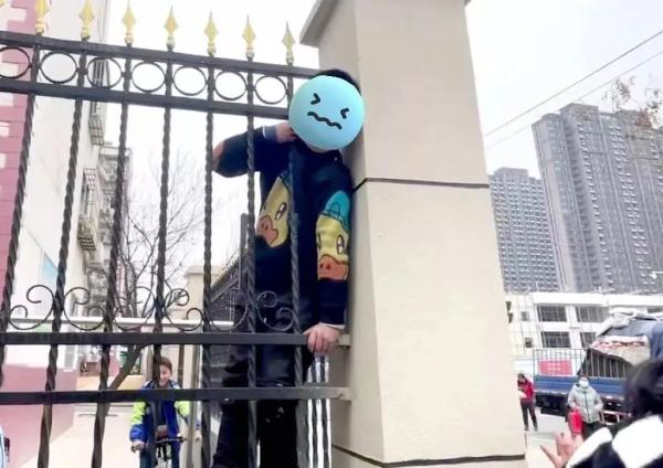 卡卡包月服务，刚放寒假熊孩子就被围栏卡住