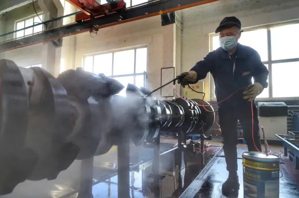2022新春走基层⑦丨直击春运一线：探秘为火车“做手术”的铁路人