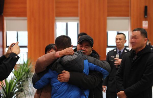 今早这一幕让人泪目！48年了，他终于能喊一句妈妈了