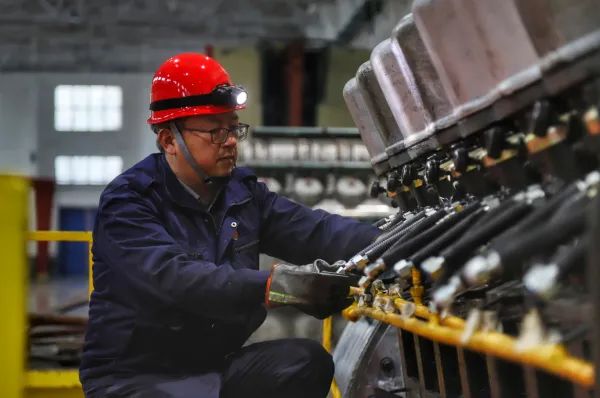 2022新春走基层⑦丨直击春运一线：探秘为火车“做手术”的铁路人