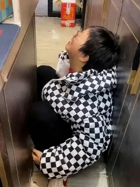 崩溃!女孩花138元找首席剪发后,坐地大哭… 崩溃!女孩花138元找首席剪发后,坐地大哭…