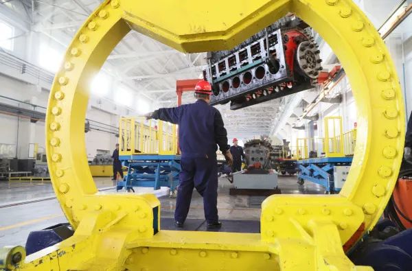2022新春走基层⑦丨直击春运一线：探秘为火车“做手术”的铁路人