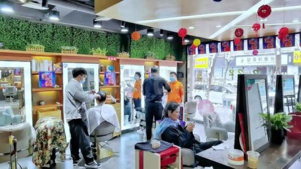 郑州烟火气回来啦！恢复营业第一天，记者探访理发店、早餐店实况