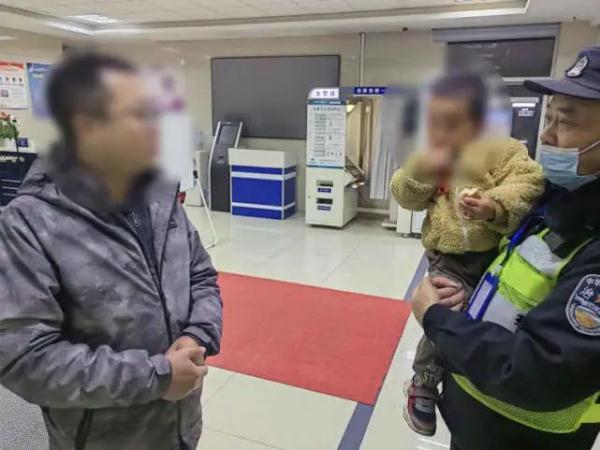 这个爸爸带娃太离谱！上海警方深夜上门，才知2岁儿子已出门溜达了2公里
