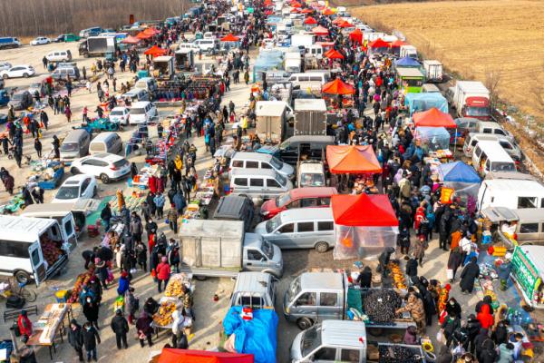 国际友人逛沈北蒲河大集寻中国地道年味