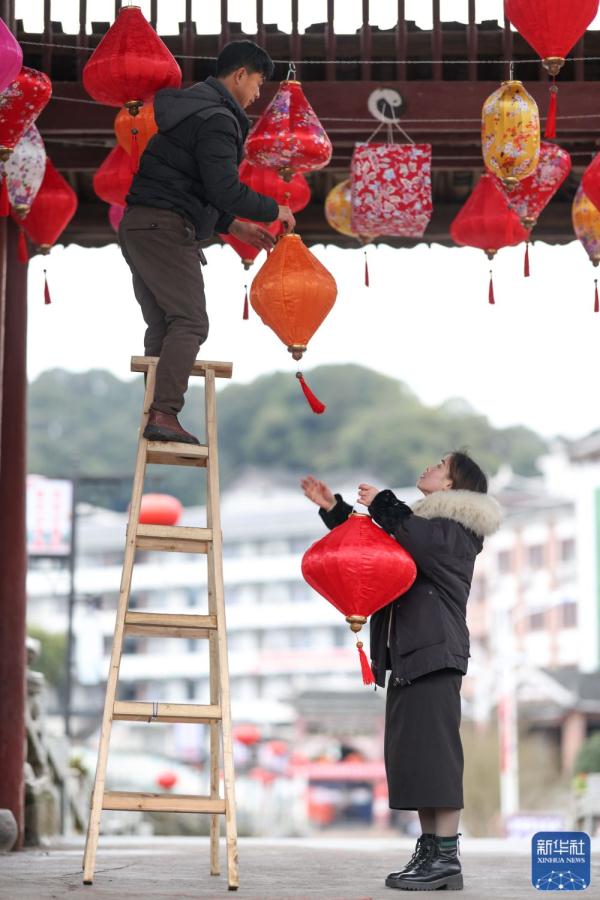 挂花灯迎新春