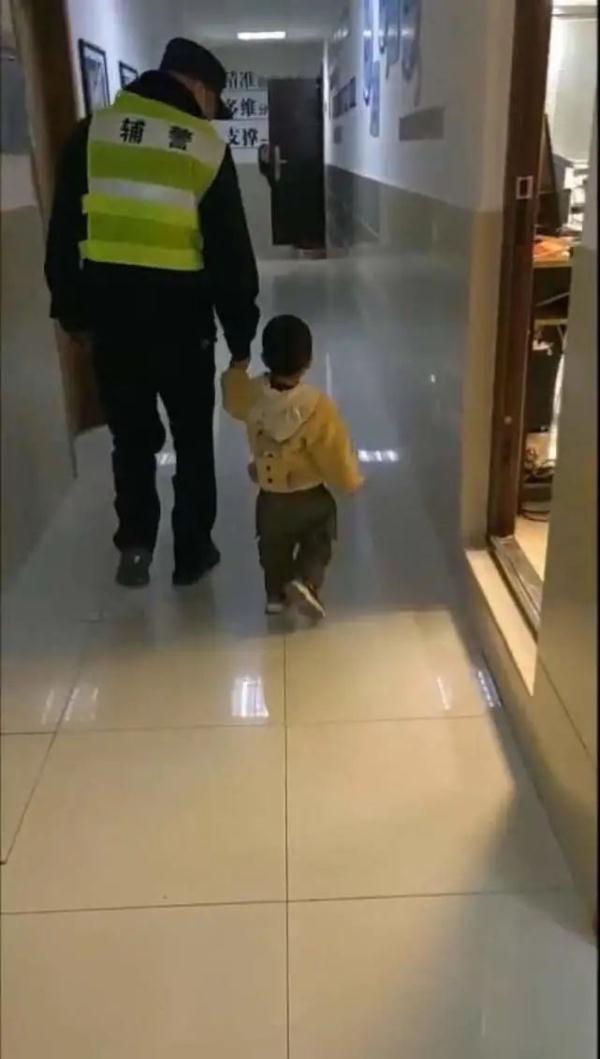 这个爸爸带娃太离谱！上海警方深夜上门，才知2岁儿子已出门溜达了2公里