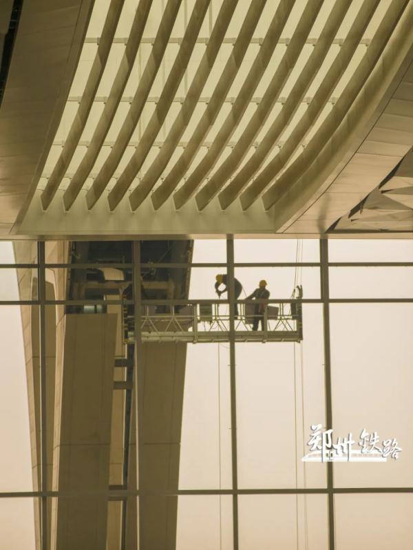 郑州南站挂牌了! 郑州南站挂牌了!