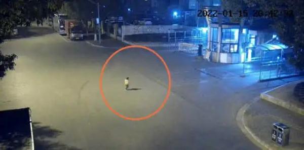 这个爸爸带娃太离谱！上海警方深夜上门，才知2岁儿子已出门溜达了2公里