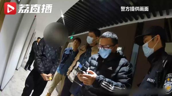 男子报警称手机被抢！没想到双方被警察“一锅端”！