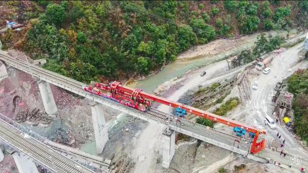 大瑞铁路大保段全线架梁贯通 建成后昆明至瑞丽仅需4小时 大瑞铁路大保段全线架梁贯通 建成后昆明至瑞丽仅需4小时