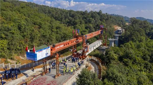 大瑞铁路大保段全线架梁贯通 建成后昆明至瑞丽仅需4小时 大瑞铁路大保段全线架梁贯通 建成后昆明至瑞丽仅需4小时
