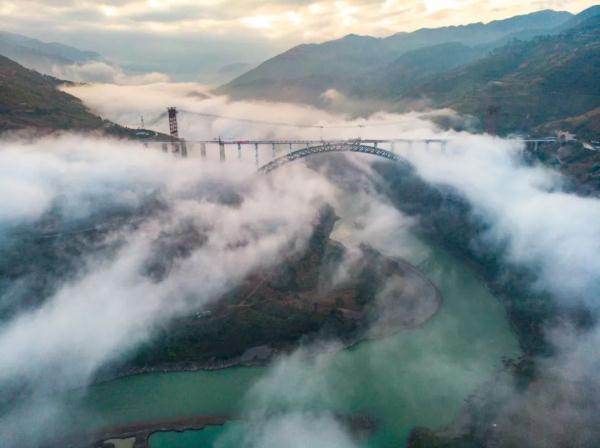 大瑞铁路大保段全线架梁贯通 建成后昆明至瑞丽仅需4小时 大瑞铁路大保段全线架梁贯通 建成后昆明至瑞丽仅需4小时