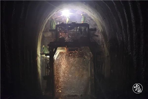 大瑞铁路大保段全线架梁贯通 建成后昆明至瑞丽仅需4小时 大瑞铁路大保段全线架梁贯通 建成后昆明至瑞丽仅需4小时