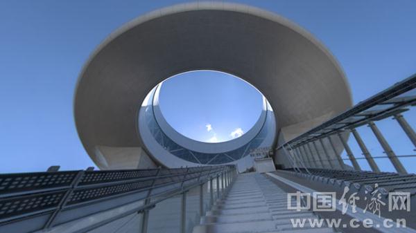 “飞临”探秘冬奥场馆：林海雪原里的“雪如意”