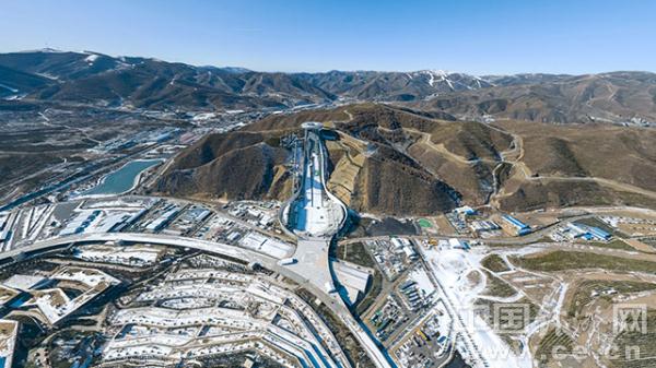 “飞临”探秘冬奥场馆：林海雪原里的“雪如意”