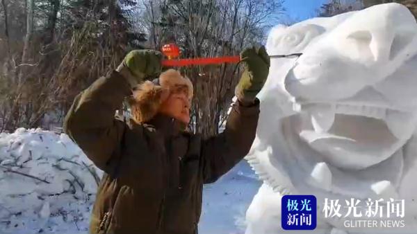 新年新气象，“雪乡神雕”雕刻东北虎雪雕，虎虎生威迎虎年