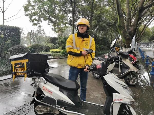 女子放下小孩欲跳桥轻生，那个飞奔过去救人的外卖小哥找到了！