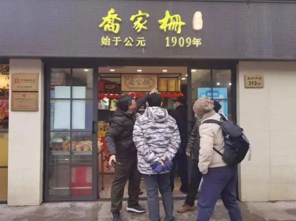 上海人雨天排队买八宝饭！巧克力流心、杨枝甘露...经典网红你pick谁？